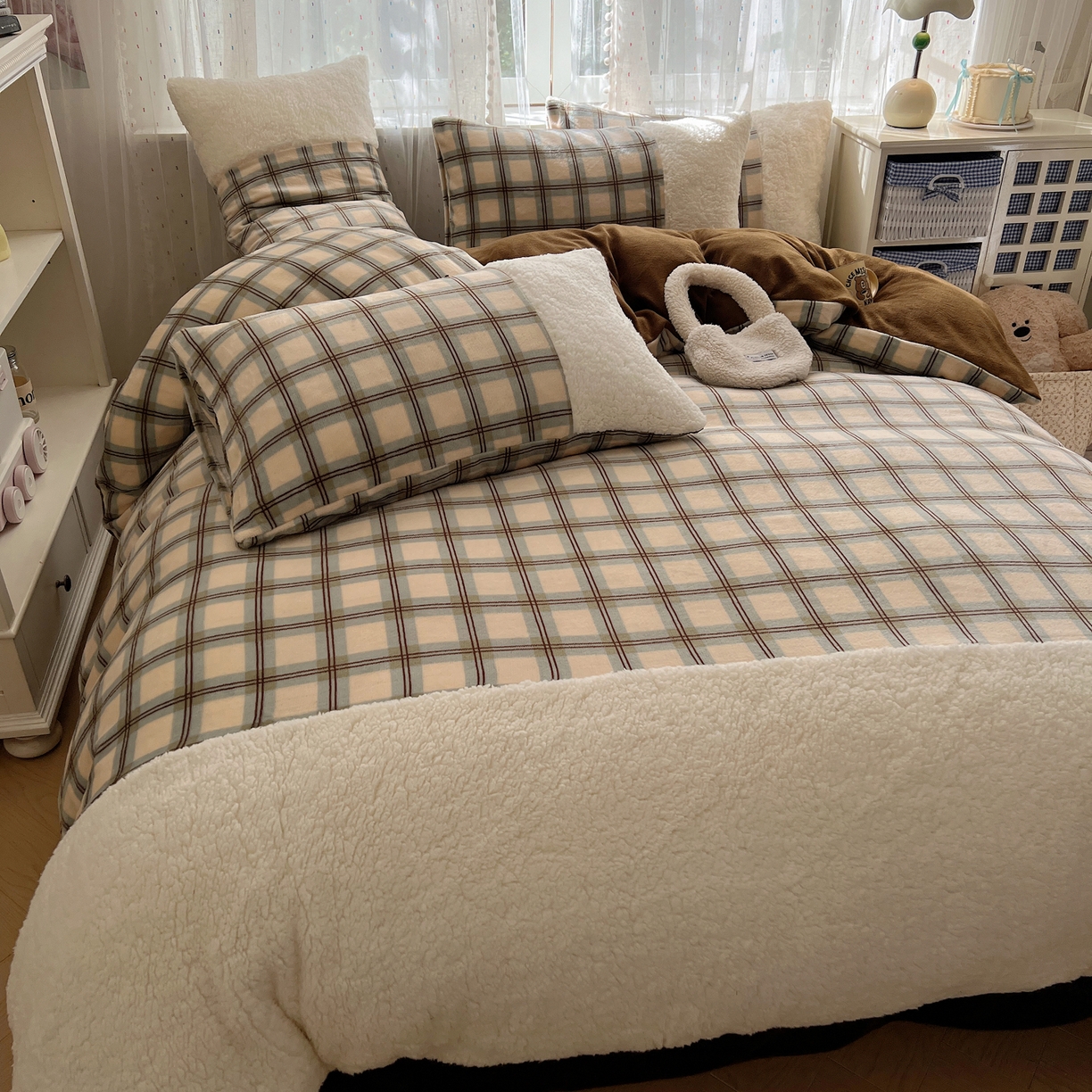 91家纺网 家纺一手货源 找家纺 顾里家纺 2025新款复古博主风高克重羊羔毛拼接牛奶绒套件 松露奶昔