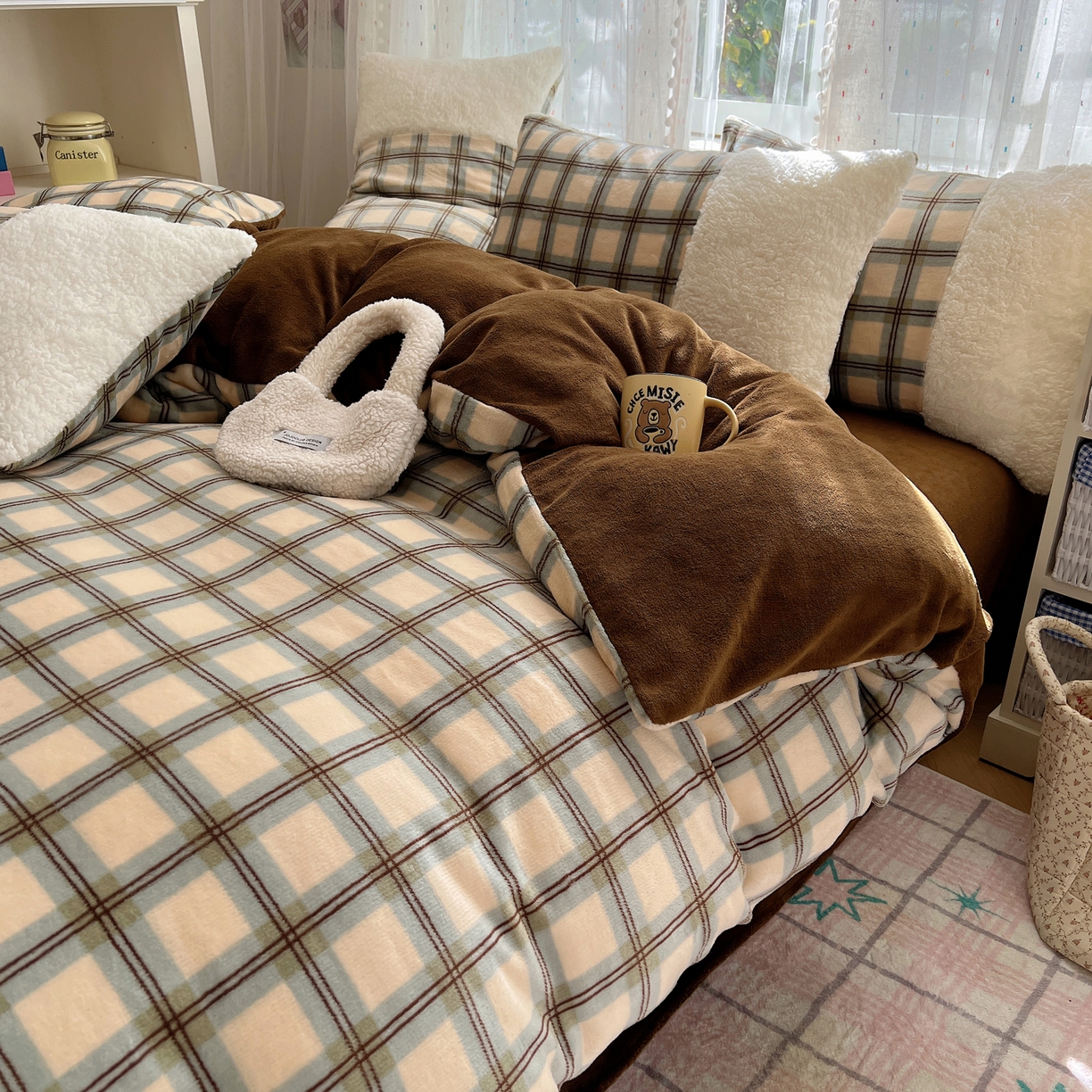 91家纺网 家纺一手货源 找家纺 顾里家纺 2025新款复古博主风高克重羊羔毛拼接牛奶绒套件 松露奶昔