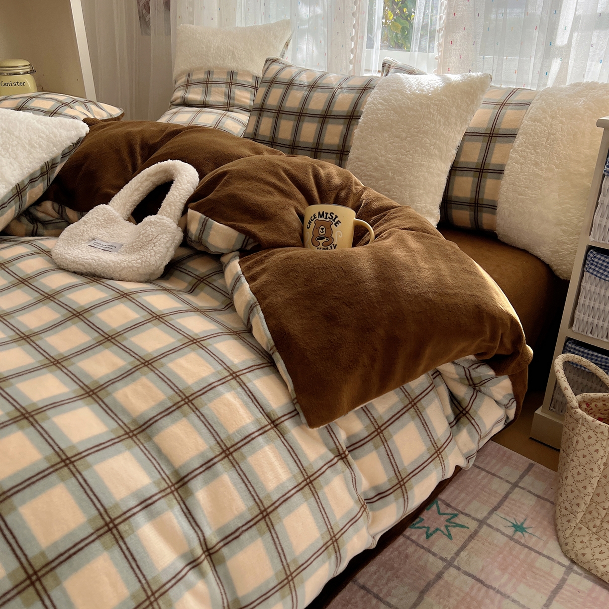 91家纺网 家纺一手货源 找家纺 顾里家纺 2025新款复古博主风高克重羊羔毛拼接牛奶绒套件 松露奶昔