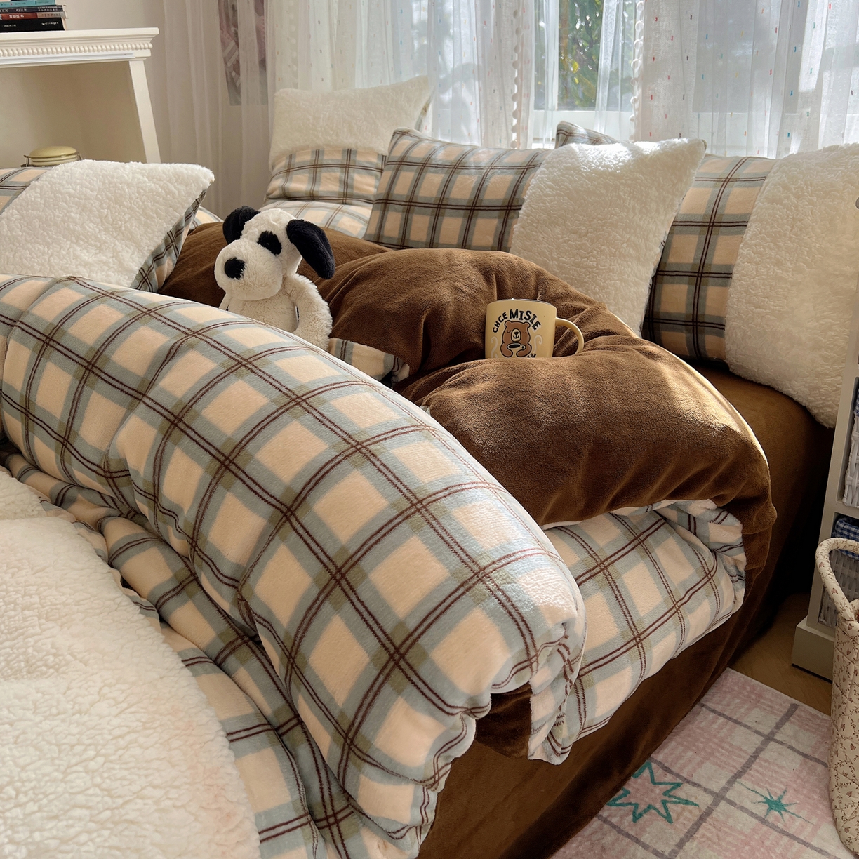 91家纺网 家纺一手货源 找家纺 顾里家纺 2025新款复古博主风高克重羊羔毛拼接牛奶绒套件 松露奶昔