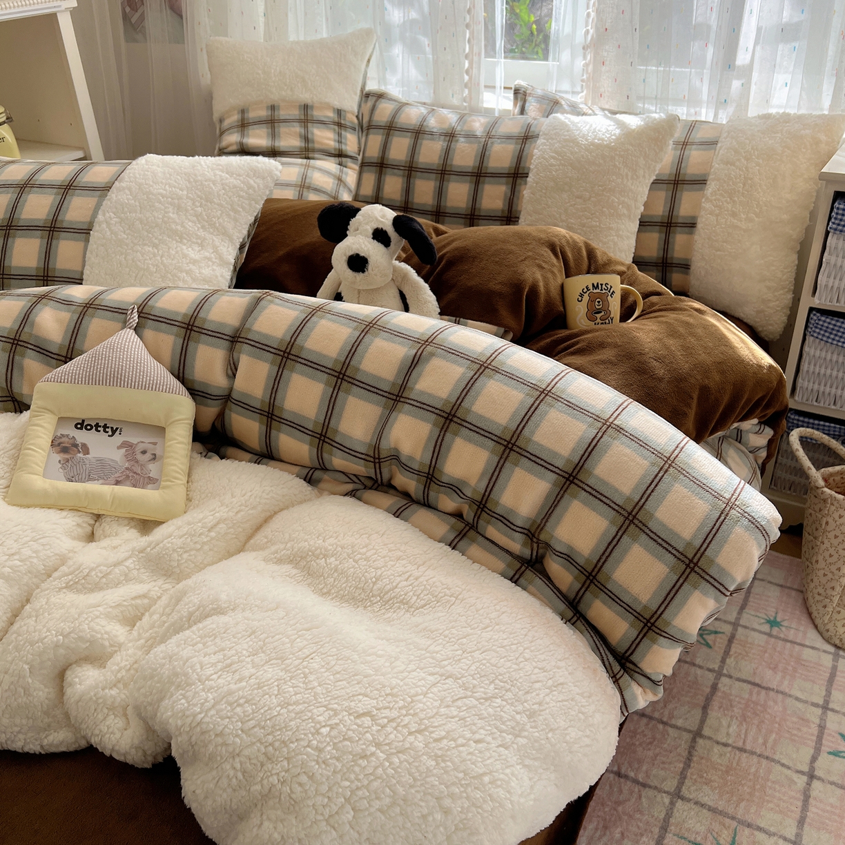 91家纺网 家纺一手货源 找家纺 顾里家纺 2025新款复古博主风高克重羊羔毛拼接牛奶绒套件 松露奶昔