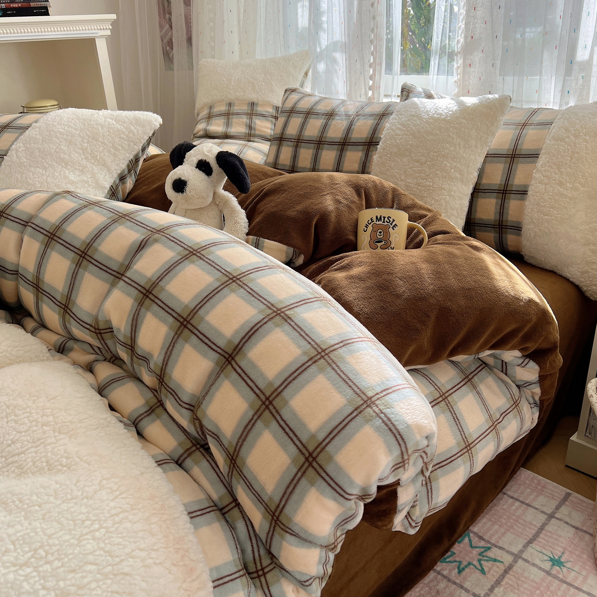 91家纺网 家纺一手货源 找家纺 顾里家纺 2025新款复古博主风高克重羊羔毛拼接牛奶绒套件 松露奶昔