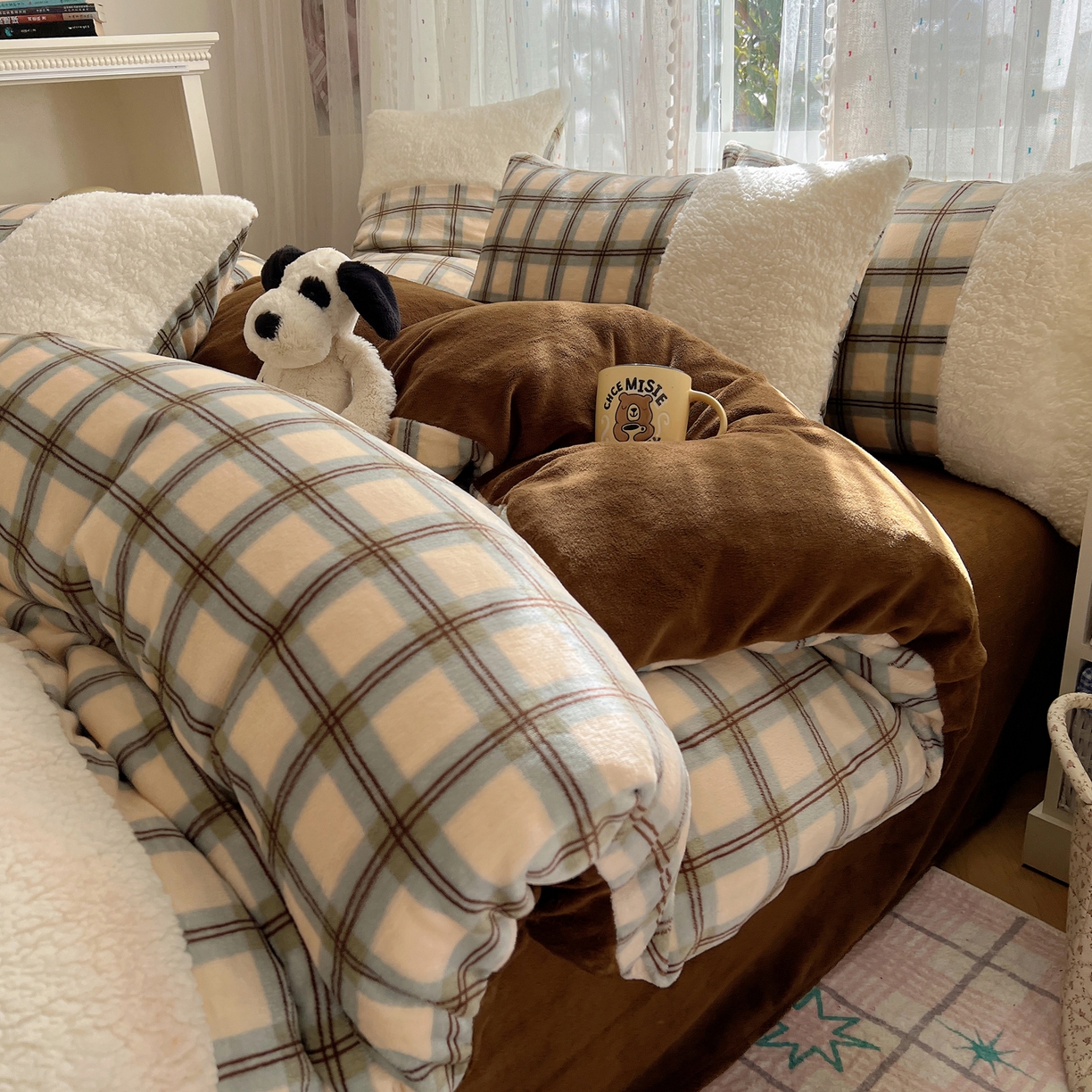 91家纺网 家纺一手货源 找家纺 顾里家纺 2025新款复古博主风高克重羊羔毛拼接牛奶绒套件 松露奶昔