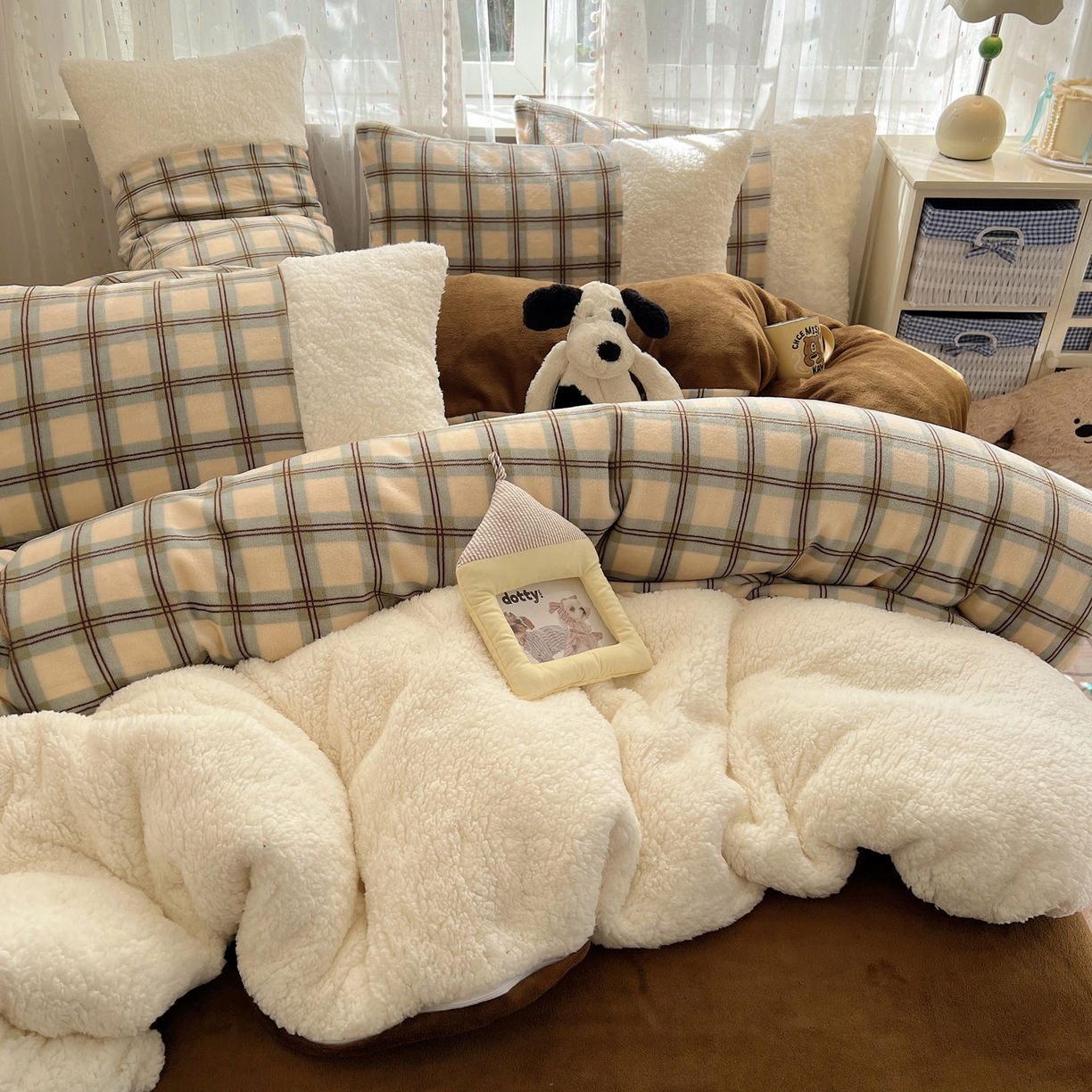 91家纺网 家纺一手货源 找家纺 顾里家纺 2025新款复古博主风高克重羊羔毛拼接牛奶绒套件 松露奶昔