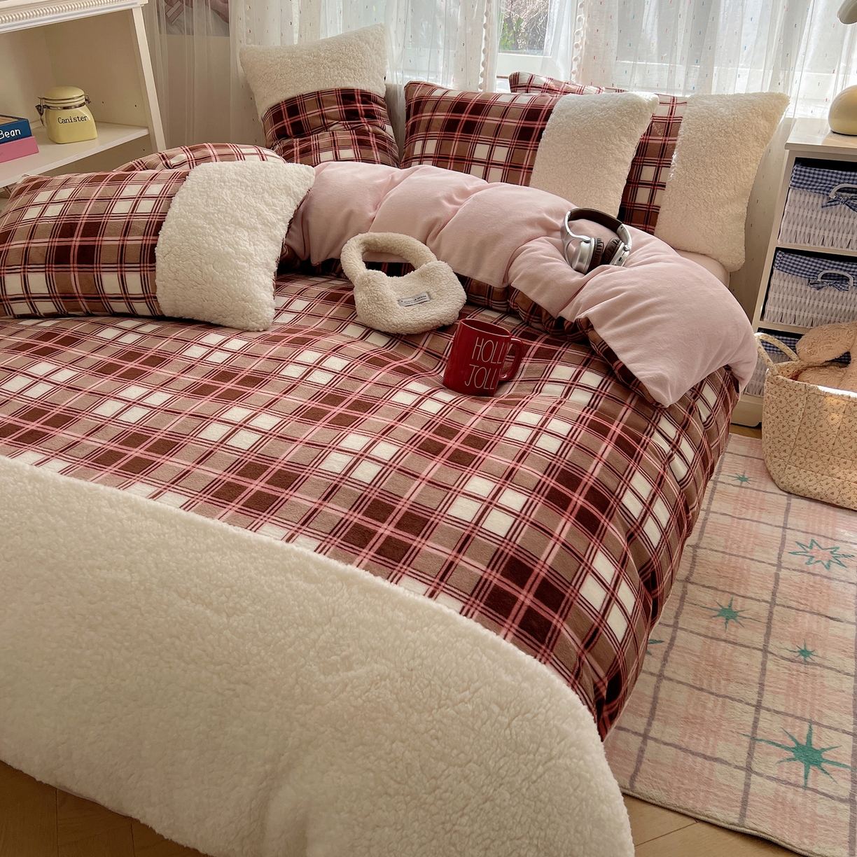 91家纺网 家纺一手货源 找家纺 顾里家纺 2025新款复古博主风高克重羊羔毛拼接牛奶绒套件 苏格物语