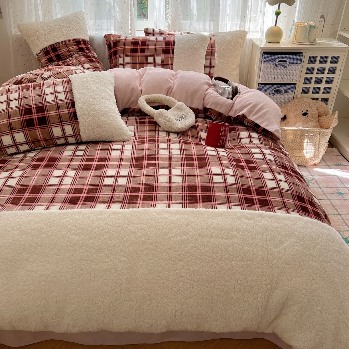 91家纺网 家纺一手货源 找家纺 顾里家纺 2025新款复古博主风高克重羊羔毛拼接牛奶绒套件 苏格物语