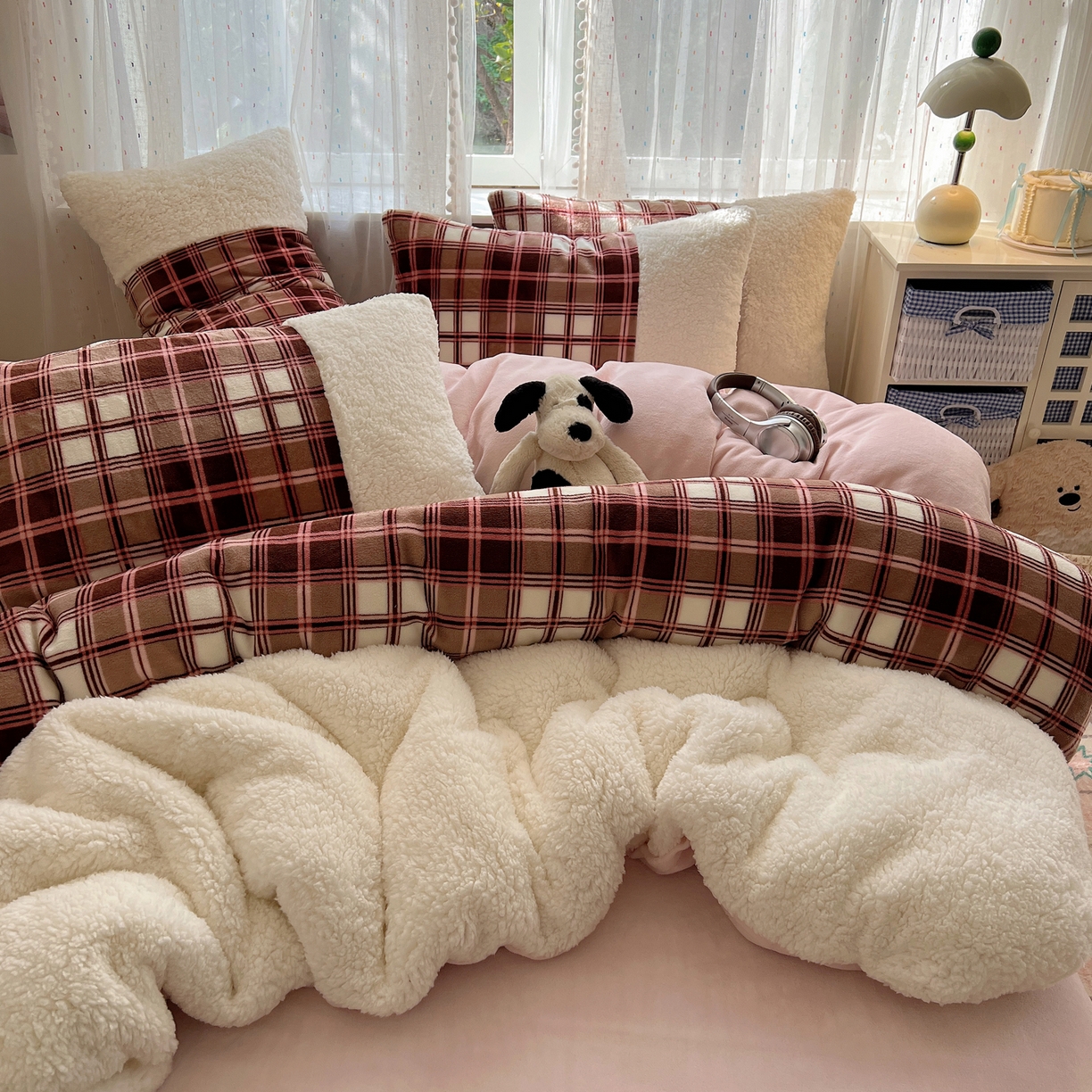 91家纺网 家纺一手货源 找家纺 顾里家纺 2025新款复古博主风高克重羊羔毛拼接牛奶绒套件 苏格物语