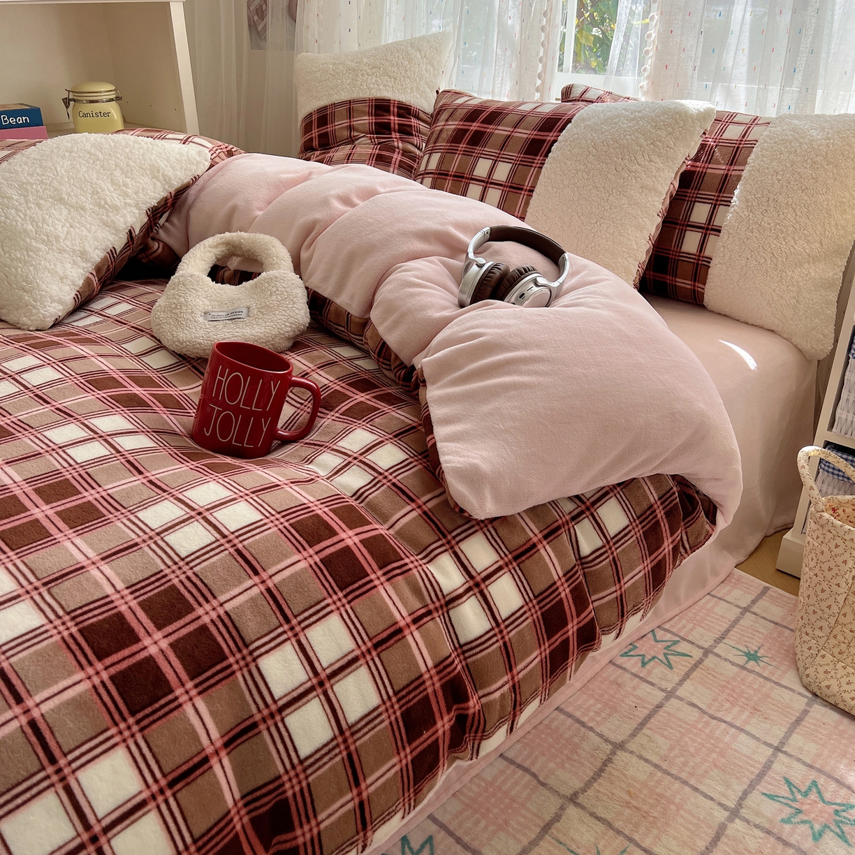 91家纺网 家纺一手货源 找家纺 顾里家纺 2025新款复古博主风高克重羊羔毛拼接牛奶绒套件 苏格物语