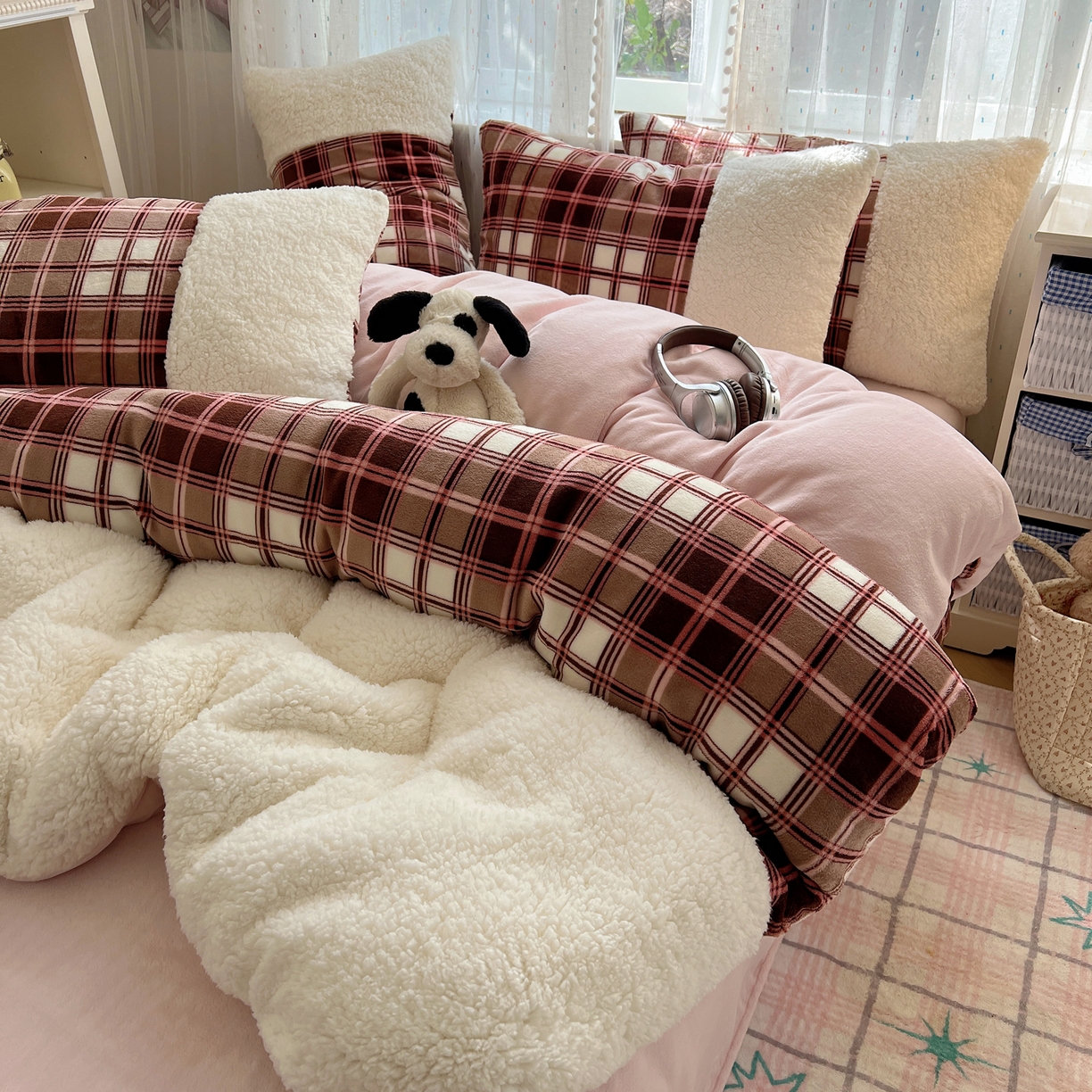 91家纺网 家纺一手货源 找家纺 顾里家纺 2025新款复古博主风高克重羊羔毛拼接牛奶绒套件 苏格物语