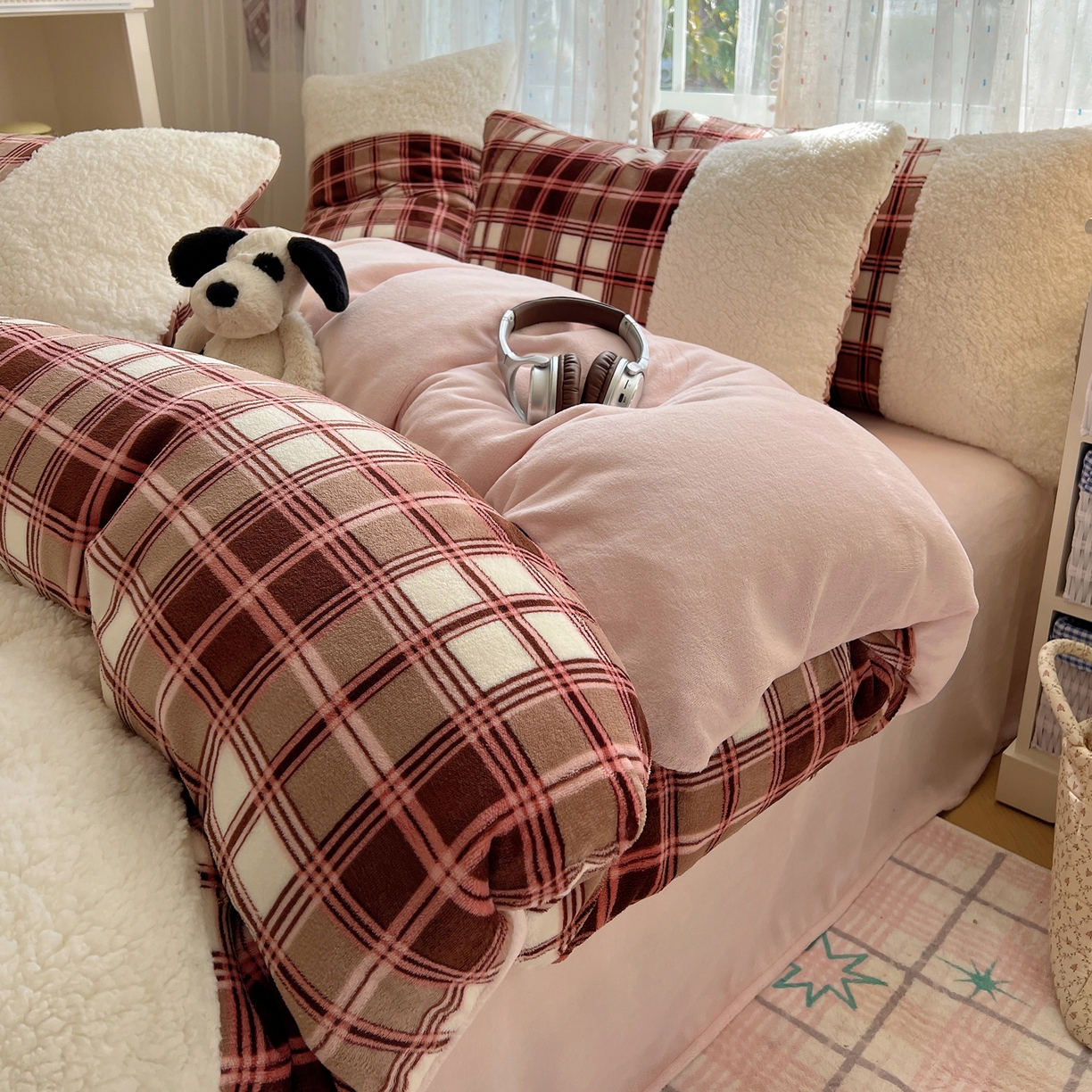 91家纺网 家纺一手货源 找家纺 顾里家纺 2025新款复古博主风高克重羊羔毛拼接牛奶绒套件 苏格物语