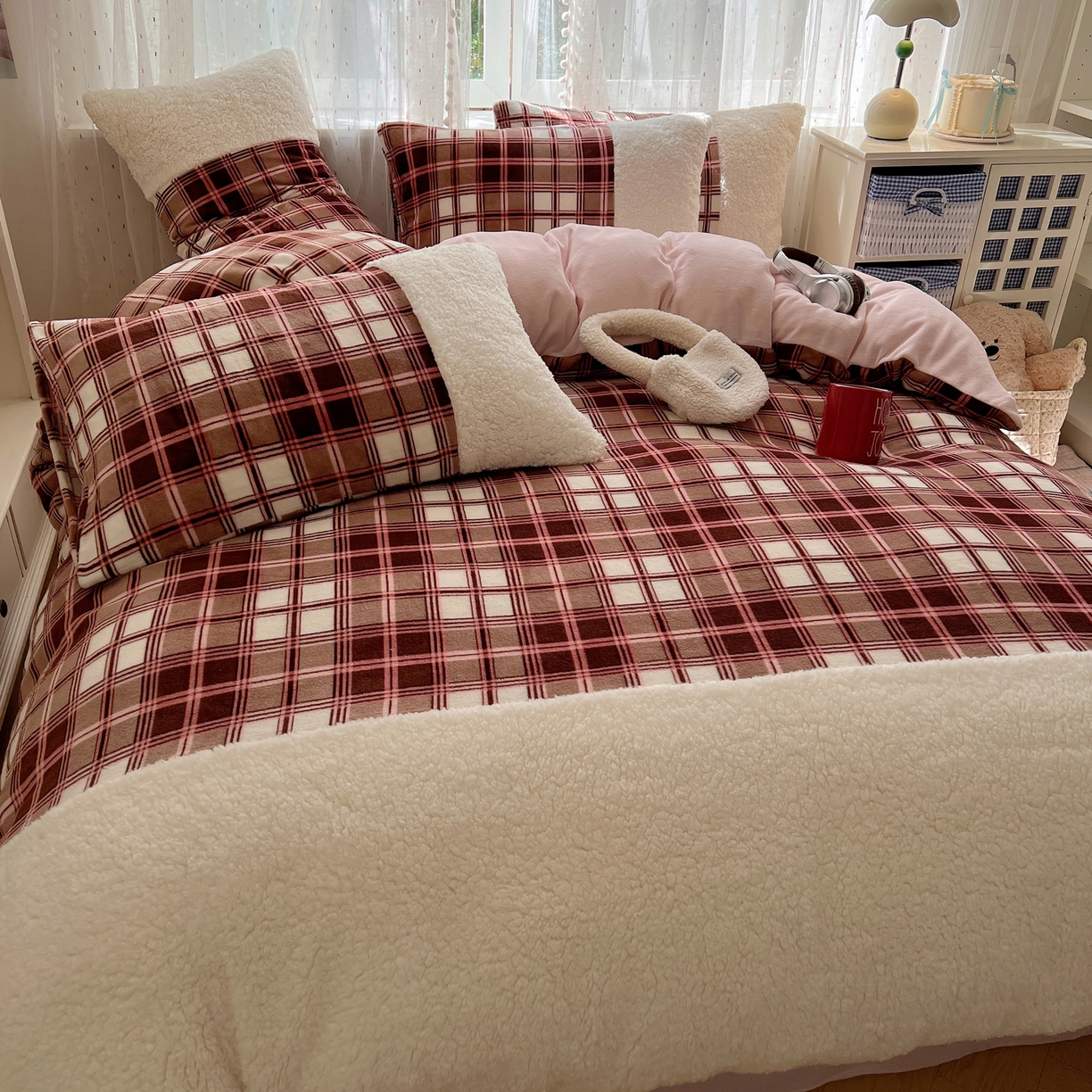 91家纺网 家纺一手货源 找家纺 顾里家纺 2025新款复古博主风高克重羊羔毛拼接牛奶绒套件 苏格物语