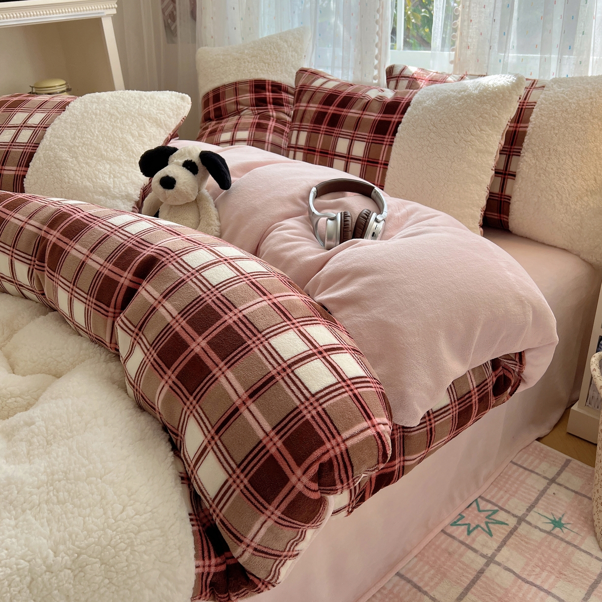 91家纺网 家纺一手货源 找家纺 顾里家纺 2025新款复古博主风高克重羊羔毛拼接牛奶绒套件 苏格物语