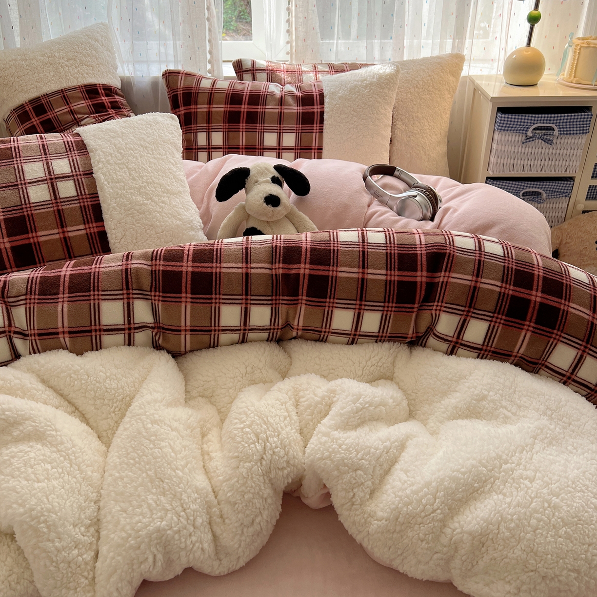 91家纺网 家纺一手货源 找家纺 顾里家纺 2025新款复古博主风高克重羊羔毛拼接牛奶绒套件 苏格物语