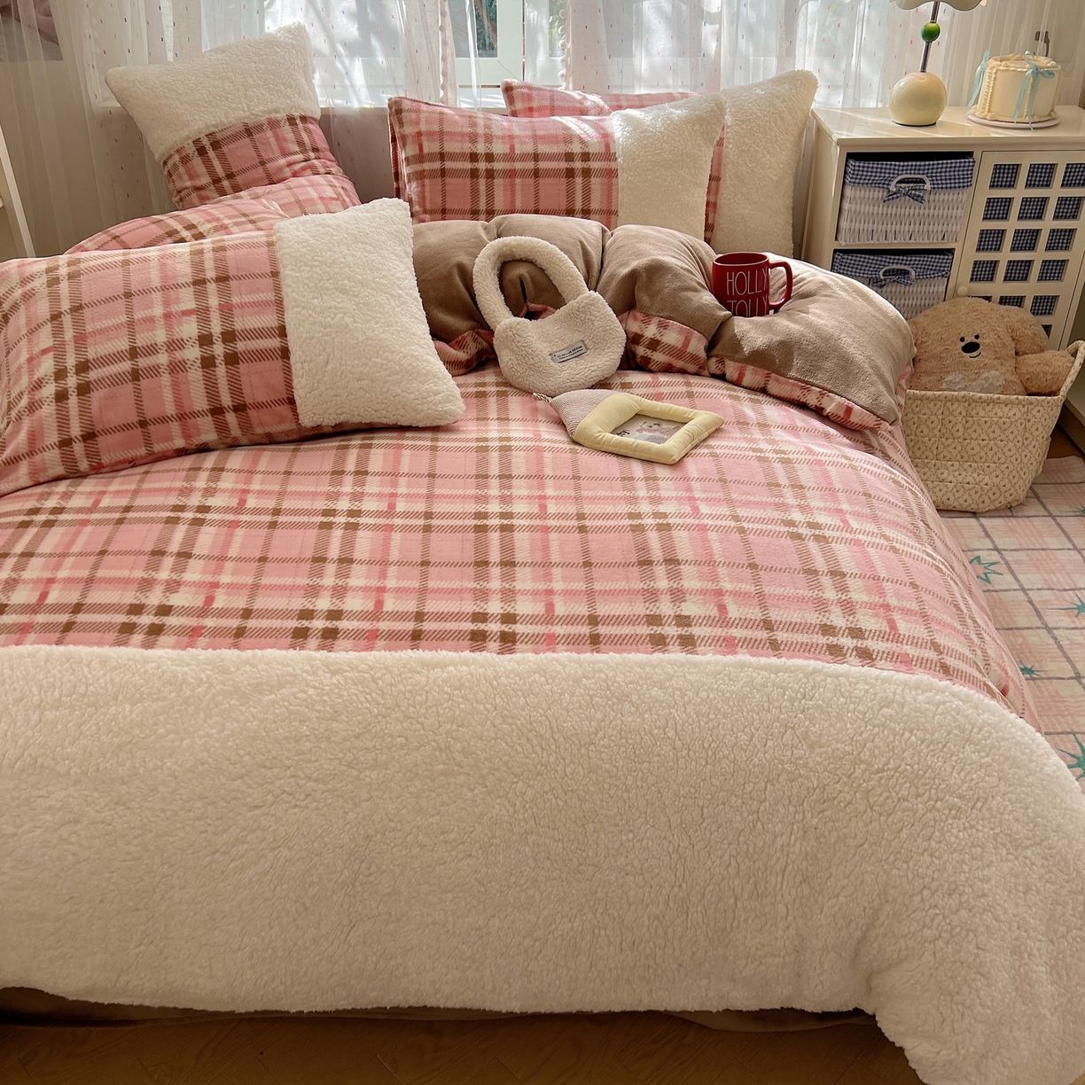 91家纺网 家纺一手货源 找家纺 顾里家纺 2025新款复古博主风高克重羊羔毛拼接牛奶绒套件 雾岛糖霜