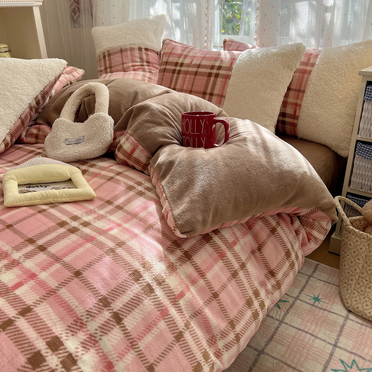 91家纺网 家纺一手货源 找家纺 顾里家纺 2025新款复古博主风高克重羊羔毛拼接牛奶绒套件 雾岛糖霜