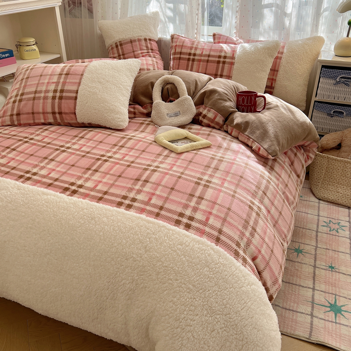 91家纺网 家纺一手货源 找家纺 顾里家纺 2025新款复古博主风高克重羊羔毛拼接牛奶绒套件 雾岛糖霜