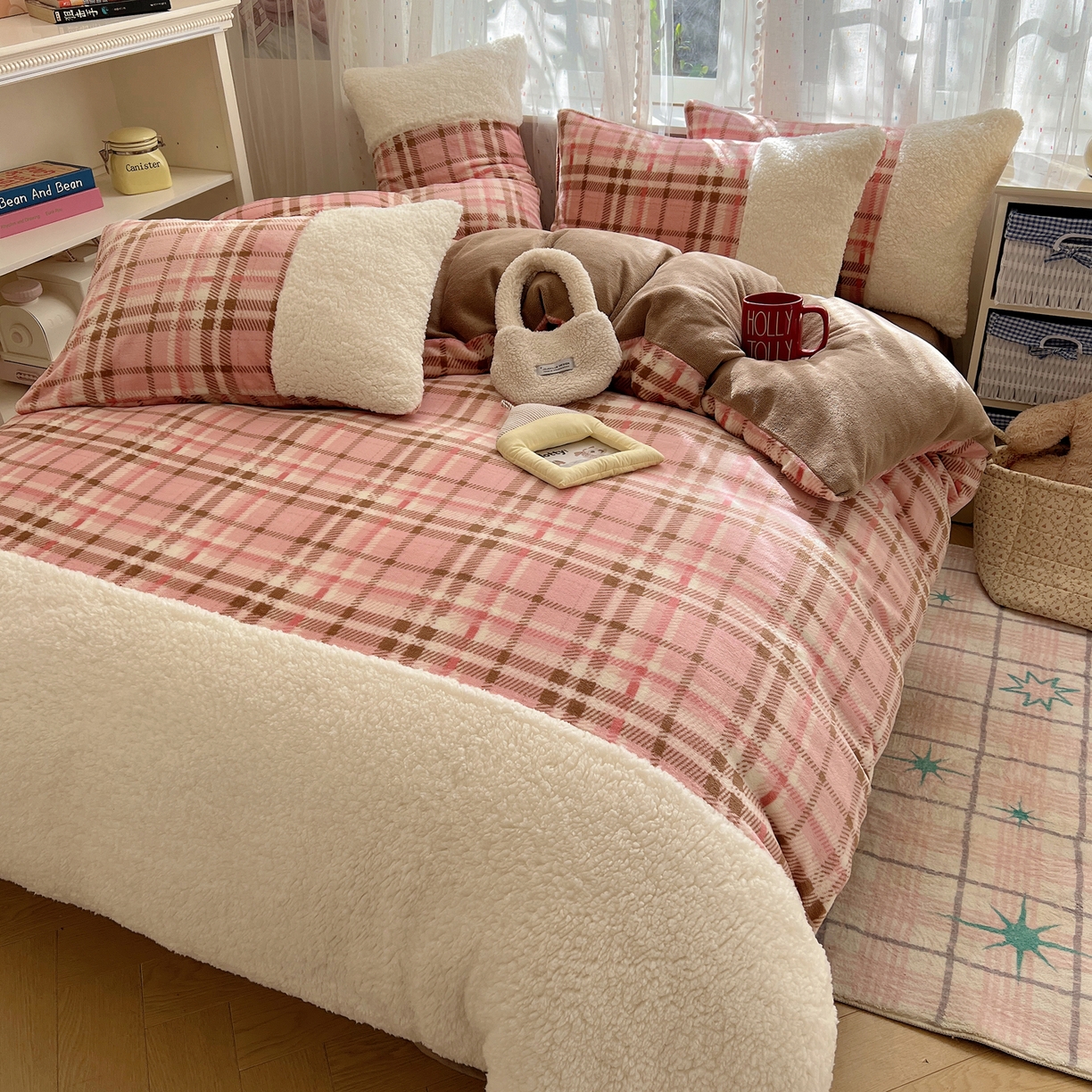 91家纺网 家纺一手货源 找家纺 顾里家纺 2025新款复古博主风高克重羊羔毛拼接牛奶绒套件 雾岛糖霜