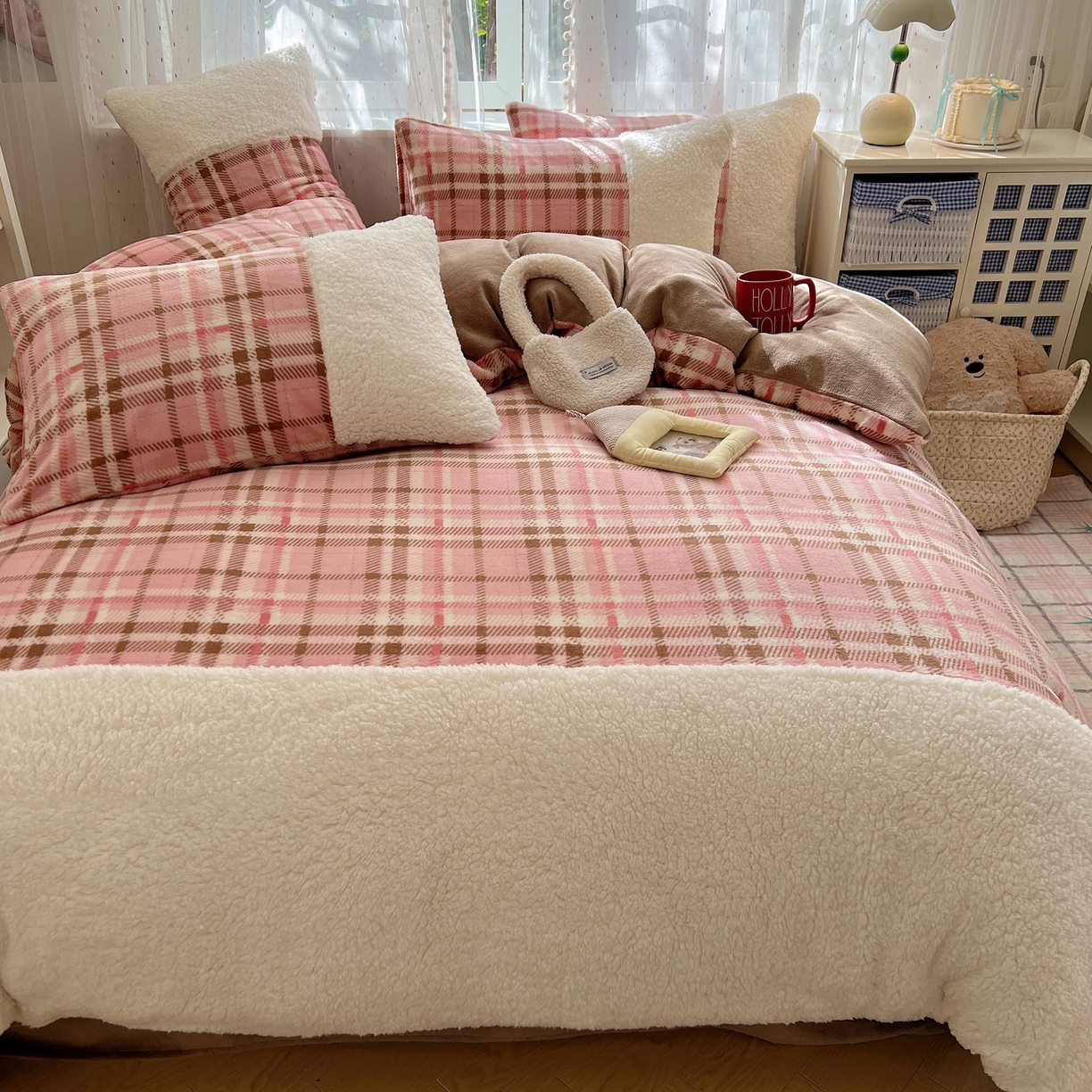 91家纺网 家纺一手货源 找家纺 顾里家纺 2025新款复古博主风高克重羊羔毛拼接牛奶绒套件 雾岛糖霜