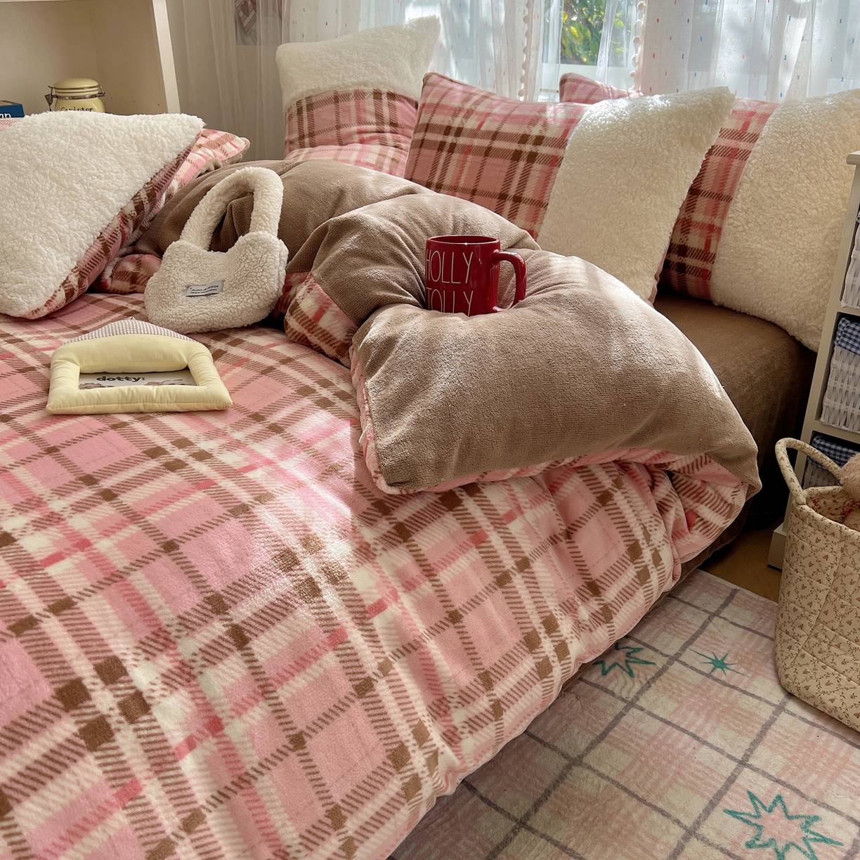 91家纺网 家纺一手货源 找家纺 顾里家纺 2025新款复古博主风高克重羊羔毛拼接牛奶绒套件 雾岛糖霜