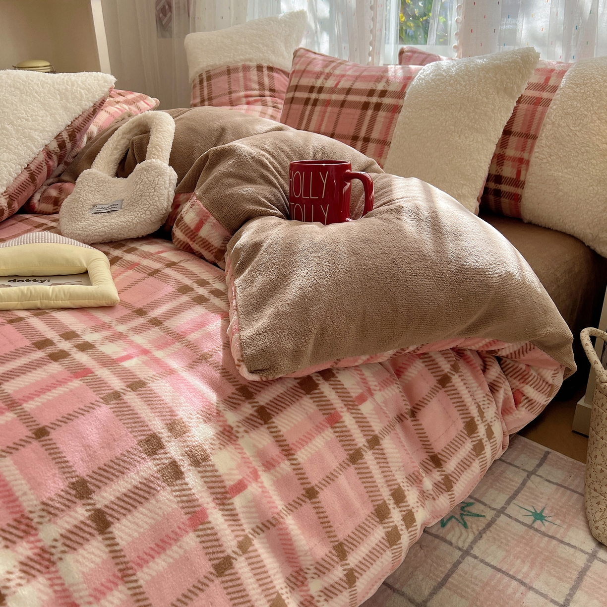 91家纺网 家纺一手货源 找家纺 顾里家纺 2025新款复古博主风高克重羊羔毛拼接牛奶绒套件 雾岛糖霜