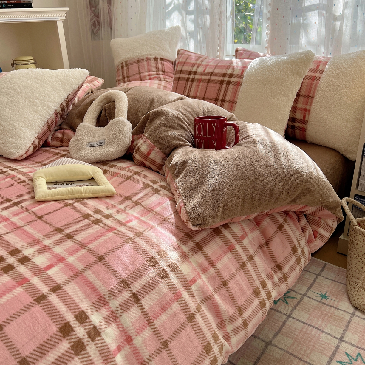 91家纺网 家纺一手货源 找家纺 顾里家纺 2025新款复古博主风高克重羊羔毛拼接牛奶绒套件 雾岛糖霜