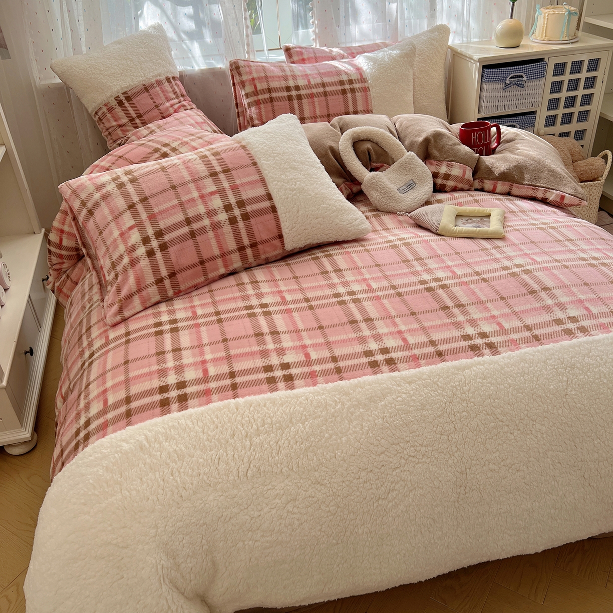 91家纺网 家纺一手货源 找家纺 顾里家纺 2025新款复古博主风高克重羊羔毛拼接牛奶绒套件 雾岛糖霜