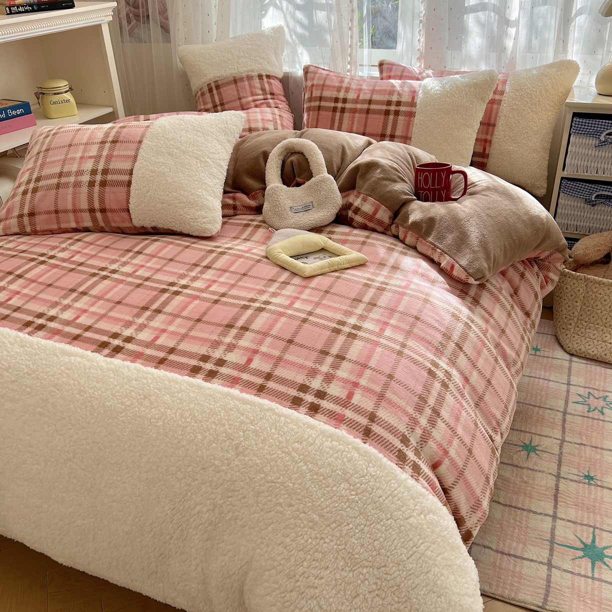 91家纺网 家纺一手货源 找家纺 顾里家纺 2025新款复古博主风高克重羊羔毛拼接牛奶绒套件 雾岛糖霜