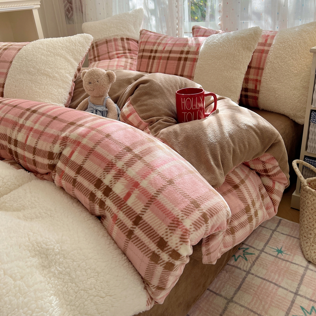 91家纺网 家纺一手货源 找家纺 顾里家纺 2025新款复古博主风高克重羊羔毛拼接牛奶绒套件 雾岛糖霜