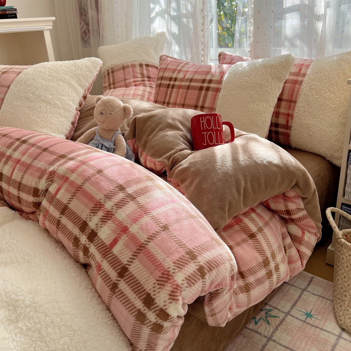 91家纺网 家纺一手货源 找家纺 顾里家纺 2025新款复古博主风高克重羊羔毛拼接牛奶绒套件 雾岛糖霜