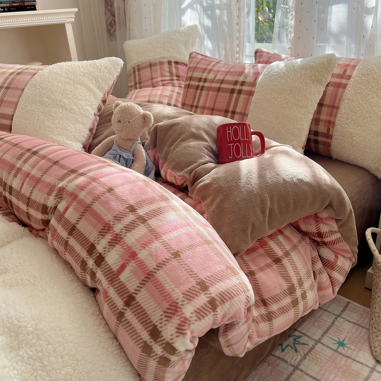 91家纺网 家纺一手货源 找家纺 顾里家纺 2025新款复古博主风高克重羊羔毛拼接牛奶绒套件 雾岛糖霜