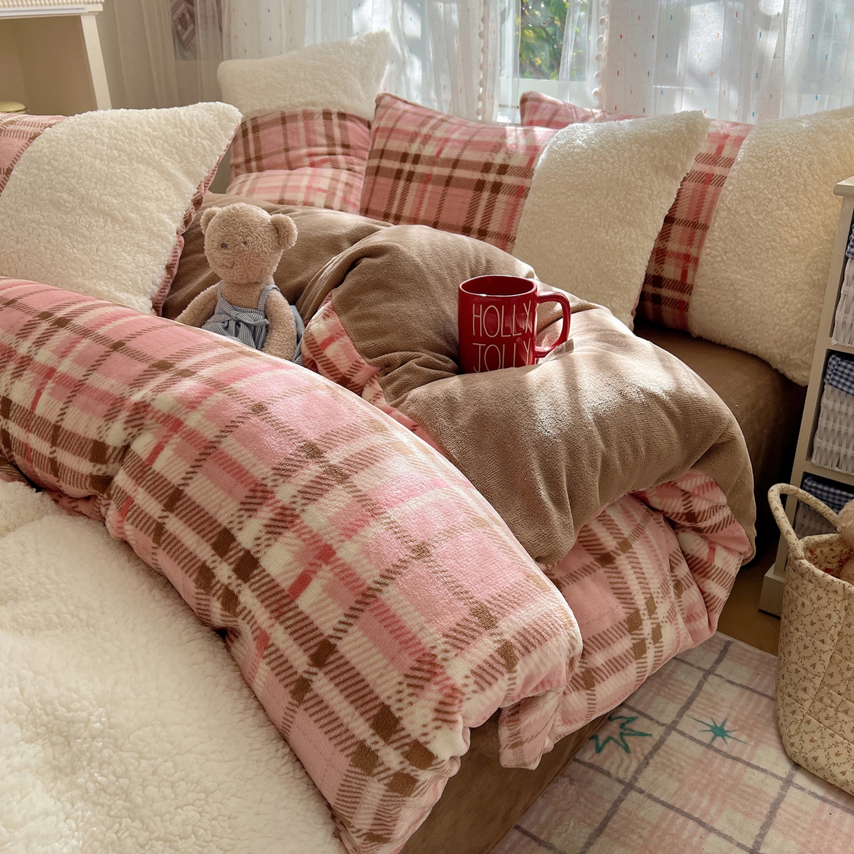 91家纺网 家纺一手货源 找家纺 顾里家纺 2025新款复古博主风高克重羊羔毛拼接牛奶绒套件 雾岛糖霜