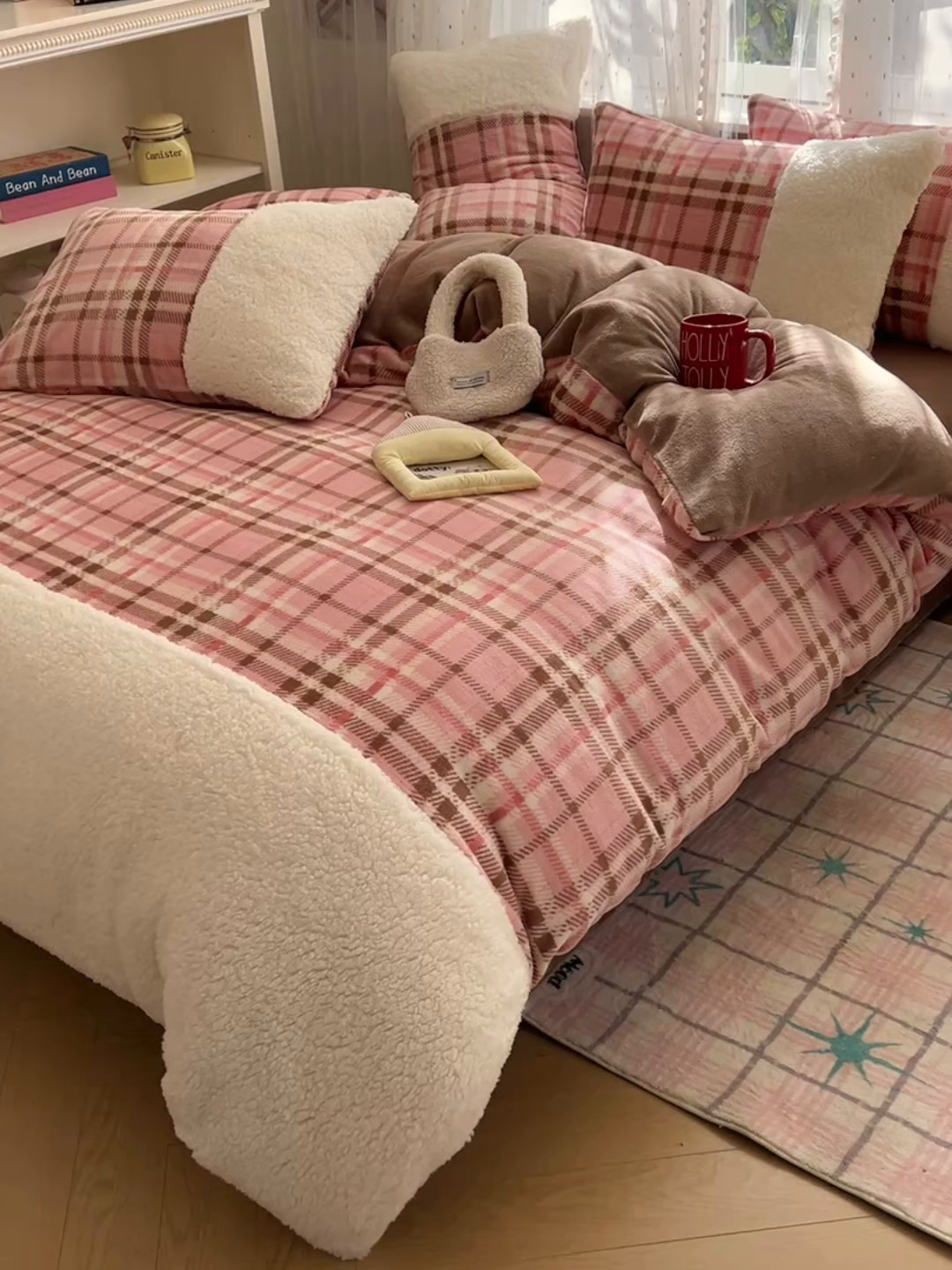 91家纺网 家纺一手货源 找家纺 顾里家纺 2025新款复古博主风高克重羊羔毛拼接牛奶绒套件 雾岛糖霜