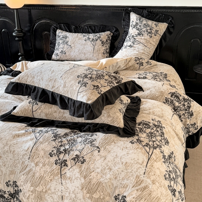 91家纺网 家纺一手货源 找家纺 （总）宅家居 2025新款热卖热款轻法式复古赫本风绒高克重浮雕花牛奶绒四件套烂花韩版黑色花边三件套