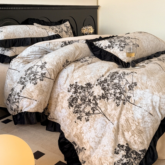 91家纺网 家纺一手货源 找家纺 （总）宅家居 2025新款热卖热款轻法式复古赫本风绒高克重浮雕花牛奶绒四件套烂花韩版黑色花边三件套