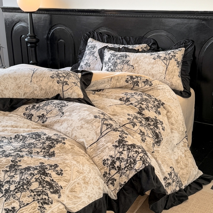 91家纺网 家纺一手货源 找家纺 （总）宅家居 2025新款热卖热款轻法式复古赫本风绒高克重浮雕花牛奶绒四件套烂花韩版黑色花边三件套