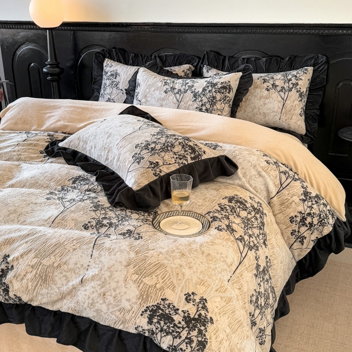 91家纺网 家纺一手货源 找家纺 （总）宅家居 2025新款热卖热款轻法式复古赫本风绒高克重浮雕花牛奶绒四件套烂花韩版黑色花边三件套