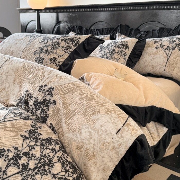 91家纺网 家纺一手货源 找家纺 （总）宅家居 2025新款热卖热款轻法式复古赫本风绒高克重浮雕花牛奶绒四件套烂花韩版黑色花边三件套