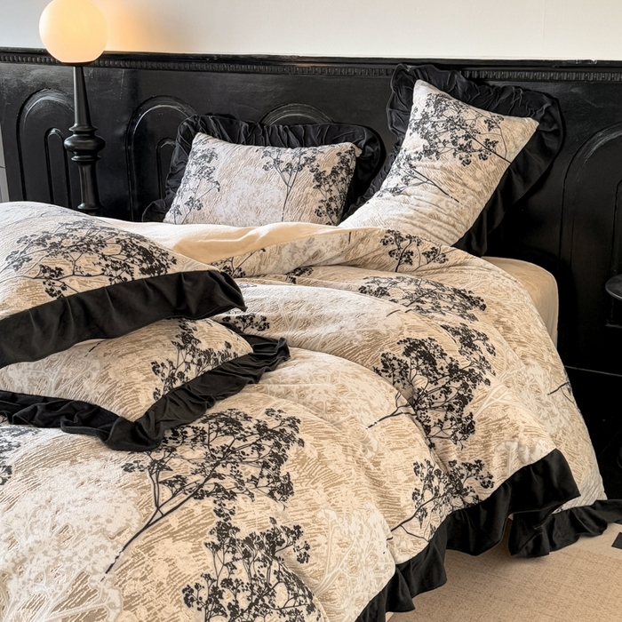 91家纺网 家纺一手货源 找家纺 （总）宅家居 2025新款热卖热款轻法式复古赫本风绒高克重浮雕花牛奶绒四件套烂花韩版黑色花边三件套