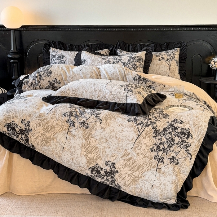 91家纺网 家纺一手货源 找家纺 （总）宅家居 2025新款热卖热款轻法式复古赫本风绒高克重浮雕花牛奶绒四件套烂花韩版黑色花边三件套