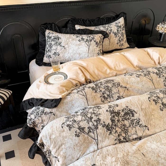 91家纺网 家纺一手货源 找家纺 （总）宅家居 2025新款热卖热款轻法式复古赫本风绒高克重浮雕花牛奶绒四件套烂花韩版黑色花边三件套