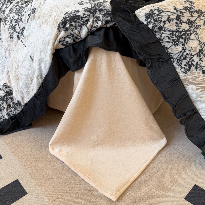 91家纺网 家纺一手货源 找家纺 （总）宅家居 2025新款热卖热款轻法式复古赫本风绒高克重浮雕花牛奶绒四件套烂花韩版黑色花边三件套