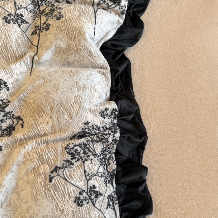 91家纺网 家纺一手货源 找家纺 （总）宅家居 2025新款热卖热款轻法式复古赫本风绒高克重浮雕花牛奶绒四件套烂花韩版黑色花边三件套