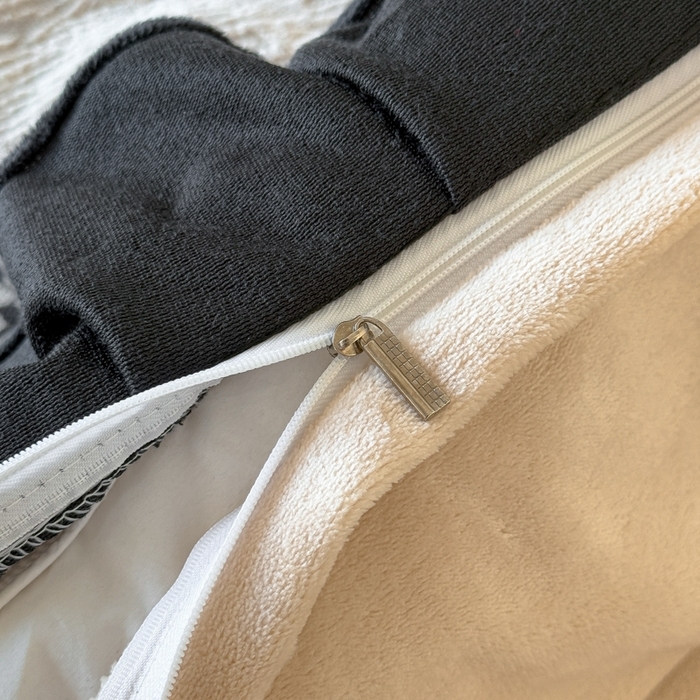 91家纺网 家纺一手货源 找家纺 （总）宅家居 2025新款热卖热款轻法式复古赫本风绒高克重浮雕花牛奶绒四件套烂花韩版黑色花边三件套