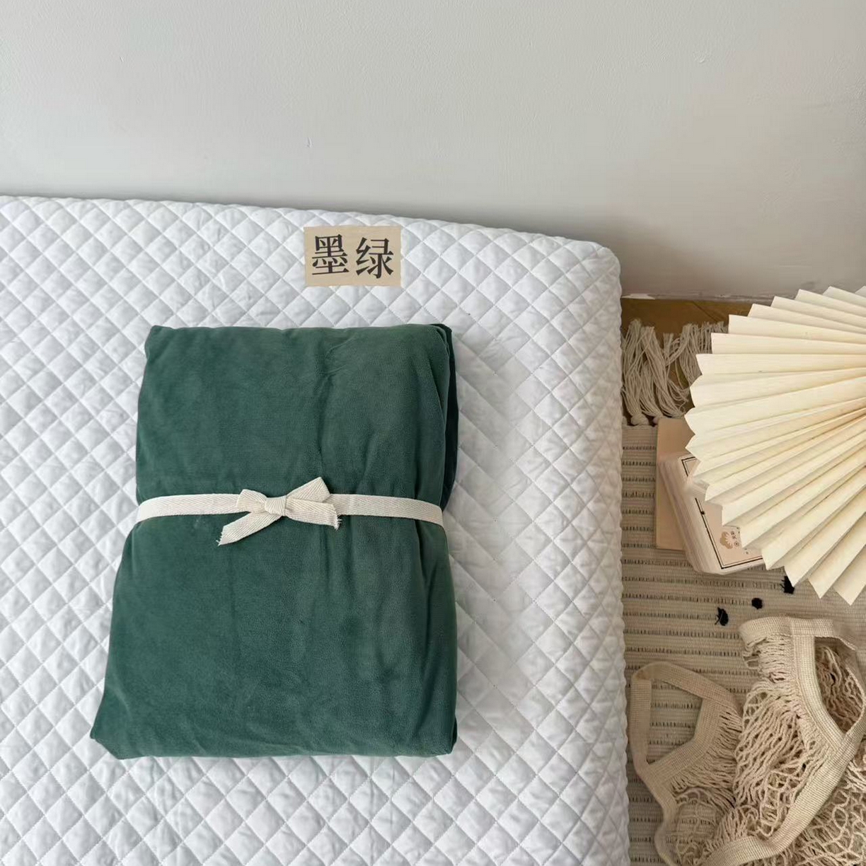 91家纺网 家纺一手货源 找家纺 例外 2025新款日式良品190克高克重天鹅绒系列纯色四件套单品 墨绿