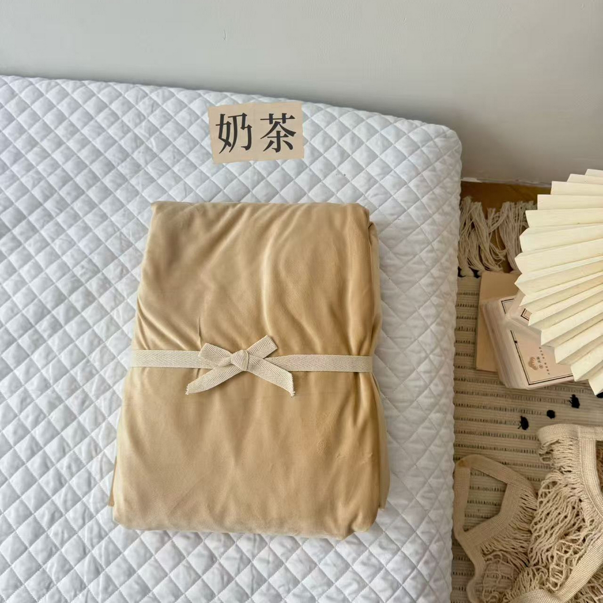 91家纺网 家纺一手货源 找家纺 例外 2025新款日式良品190克高克重天鹅绒系列纯色四件套单品 奶茶