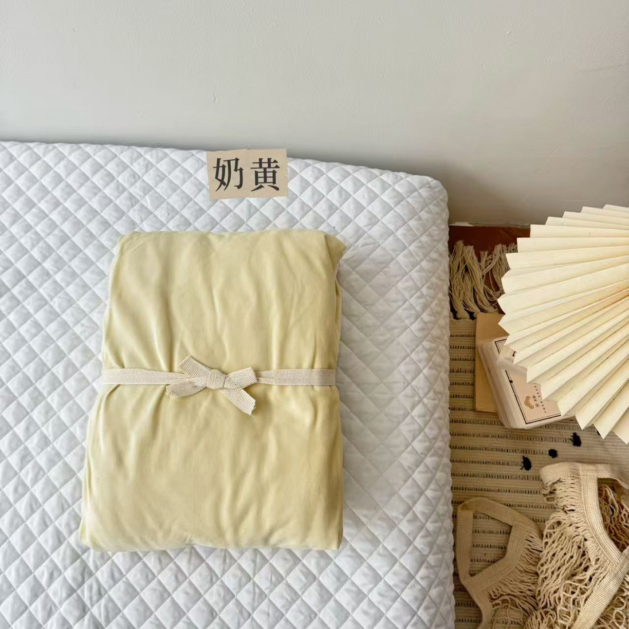 91家纺网 家纺一手货源 找家纺 例外 2025新款日式良品190克高克重天鹅绒系列纯色四件套单品 奶黄