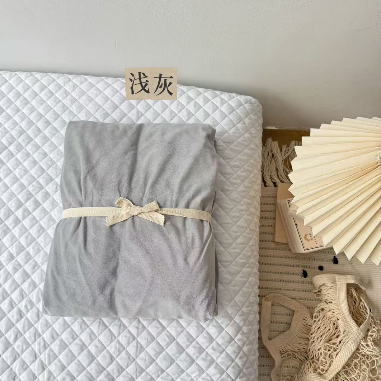 91家纺网 家纺一手货源 找家纺 例外 2025新款日式良品190克高克重天鹅绒系列纯色四件套单品 浅灰