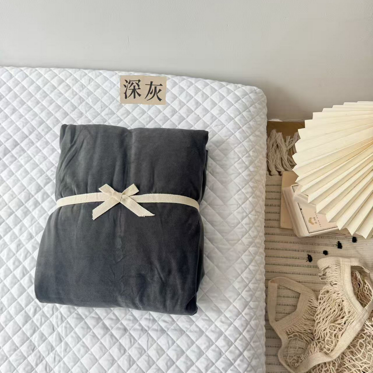 91家纺网 家纺一手货源 找家纺 例外 2025新款日式良品190克高克重天鹅绒系列纯色四件套单品 深灰