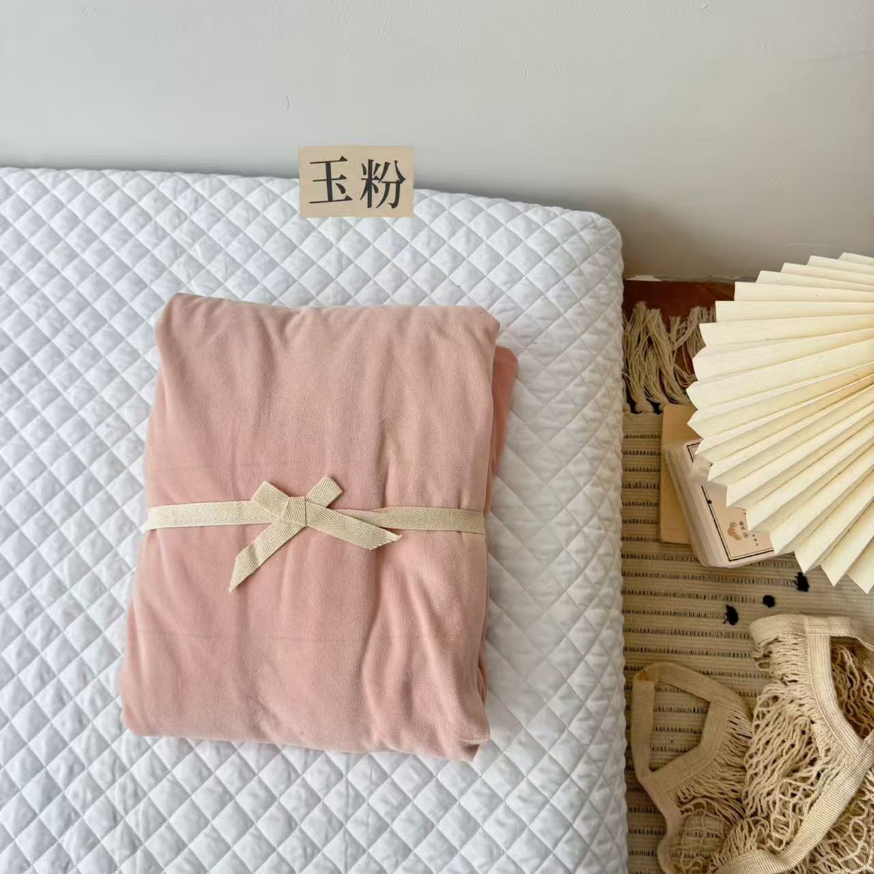 91家纺网 家纺一手货源 找家纺 例外 2025新款日式良品190克高克重天鹅绒系列纯色四件套单品 玉粉