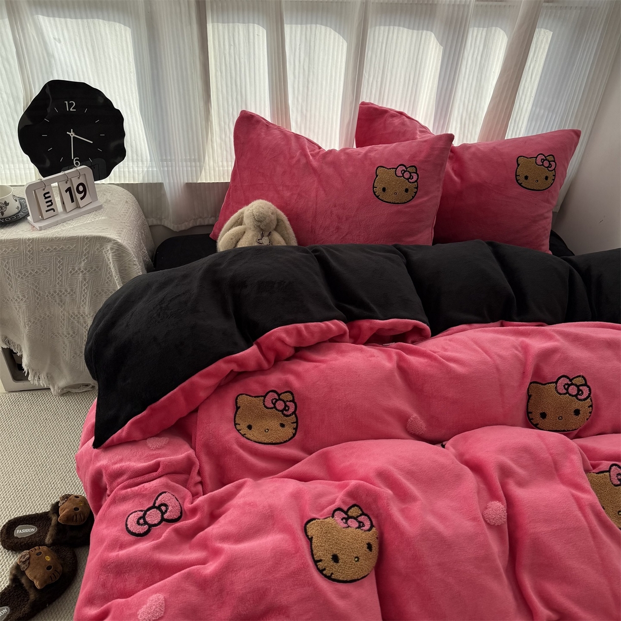 91家纺网 家纺一手货源 找家纺 （总）童颜 2025新款秋冬牛奶绒四件套-黑皮猫